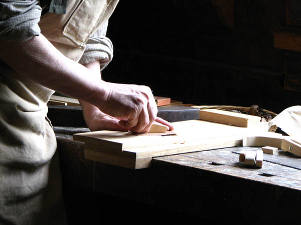 Nacemos de la influencia y formación  heredada en el sector de la <strong>carpintería de madera y ebanistería  en Súria.</strong>